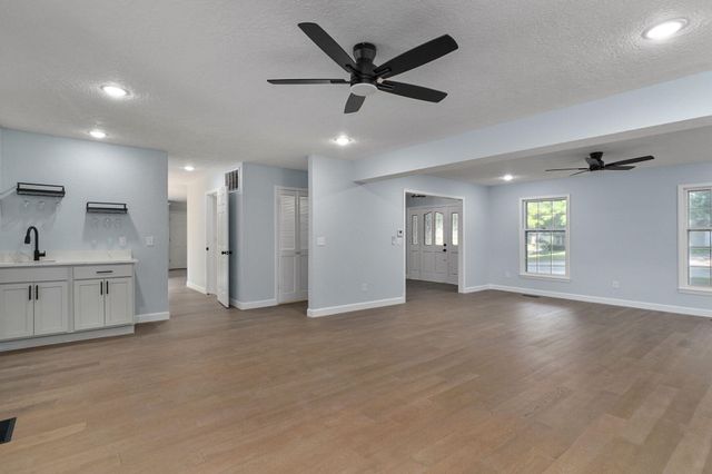 2435 E Michelle Place, Springfield, MO 65804