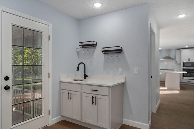 2435 E Michelle Place, Springfield, MO 65804
