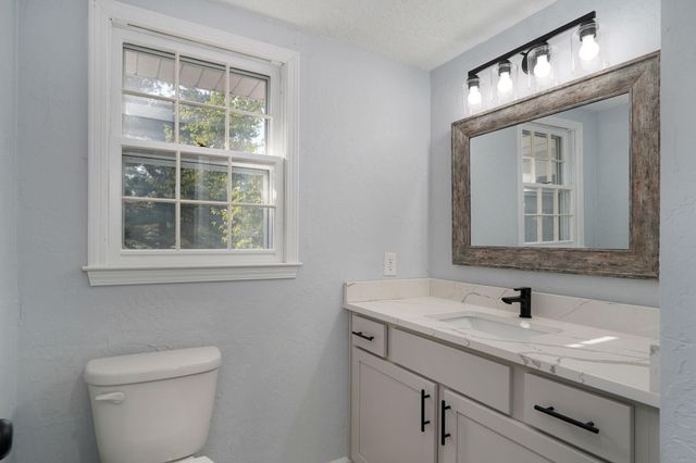 2435 E Michelle Place, Springfield, MO 65804