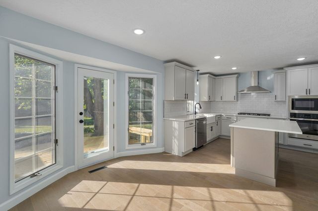 2435 E Michelle Place, Springfield, MO 65804
