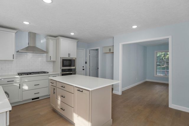 2435 E Michelle Place, Springfield, MO 65804