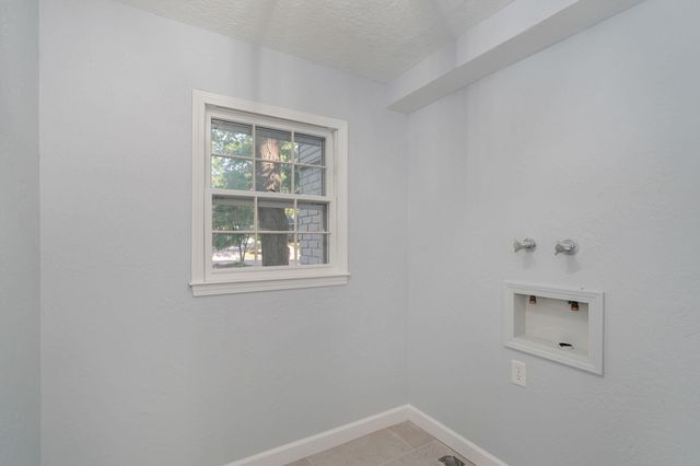 2435 E Michelle Place, Springfield, MO 65804