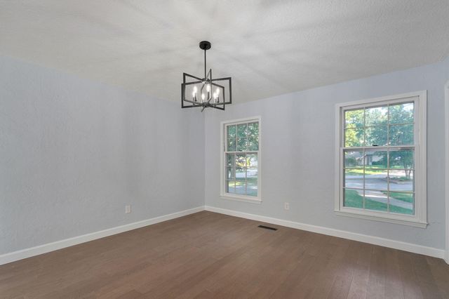 2435 E Michelle Place, Springfield, MO 65804
