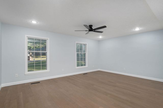 2435 E Michelle Place, Springfield, MO 65804