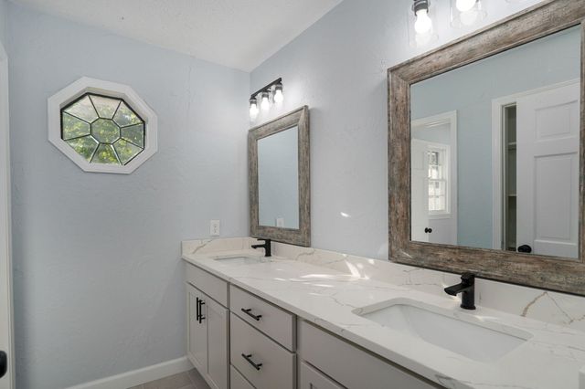 2435 E Michelle Place, Springfield, MO 65804