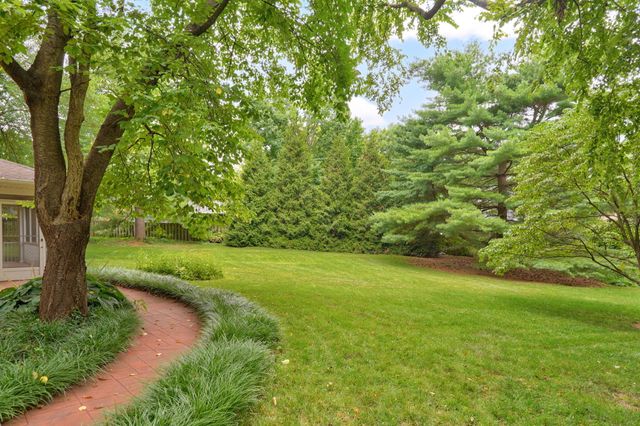 2435 E Michelle Place, Springfield, MO 65804