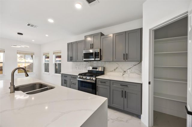 1121 Austin Street, Rosenberg, TX 77471