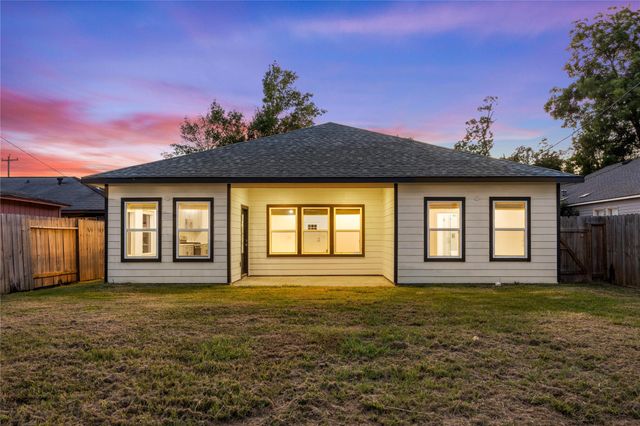 1121 Austin Street, Rosenberg, TX 77471