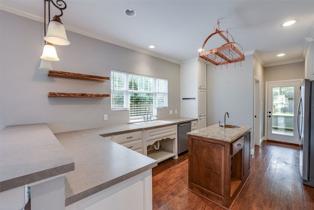 104 Bellevue Drive, Cleburne, TX 76033