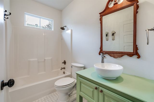 104 Bellevue Drive, Cleburne, TX 76033