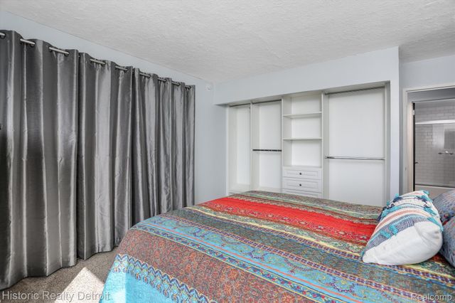 1300 E LAFAYETTE Street 1604, Detroit, MI 48207