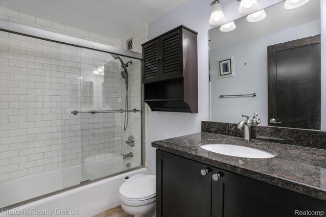 1300 E LAFAYETTE Street 1604, Detroit, MI 48207