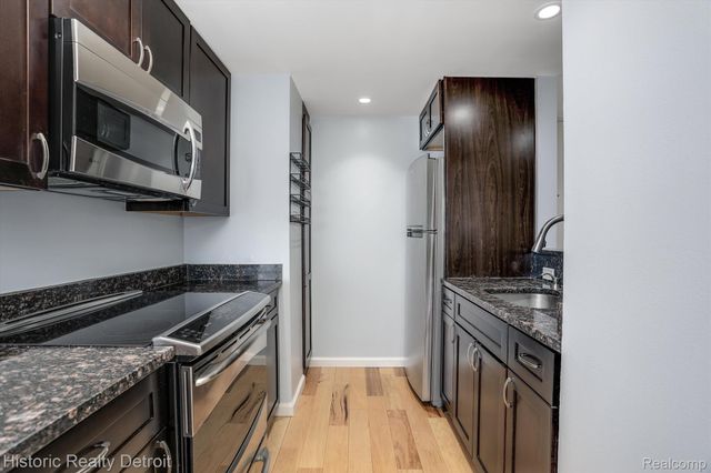 1300 E LAFAYETTE Street 1604, Detroit, MI 48207