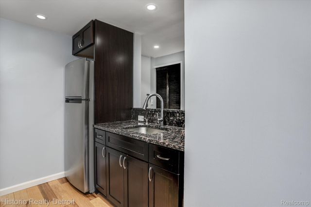 1300 E LAFAYETTE Street 1604, Detroit, MI 48207