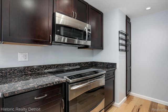 1300 E LAFAYETTE Street 1604, Detroit, MI 48207