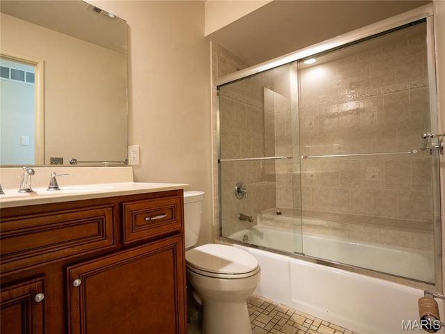 10636 Roanna Lane, St Louis, MO 63128