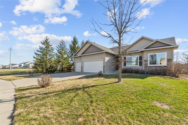 5075 Andrews Place, Pleasant Hill, IA 50327