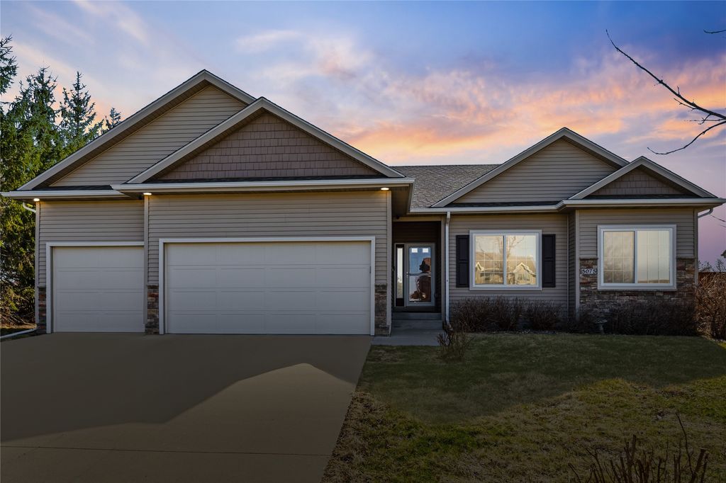 5075 Andrews Place, Pleasant Hill, IA 50327