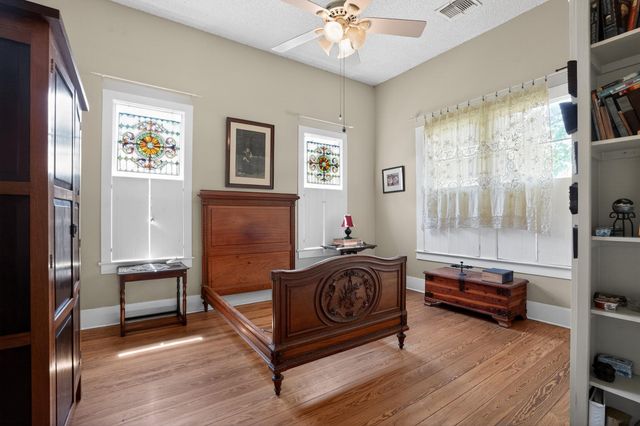 106 E Valverde Street, Brenham, TX 77833