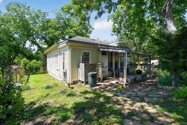 106 E Valverde Street, Brenham, TX 77833