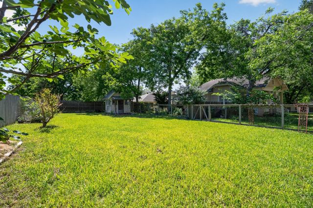 106 E Valverde Street, Brenham, TX 77833