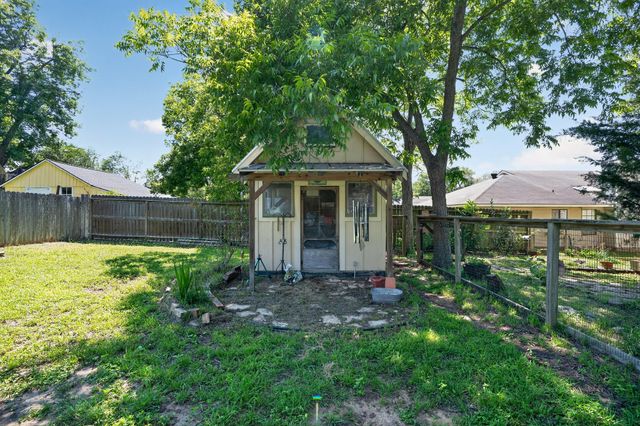 106 E Valverde Street, Brenham, TX 77833