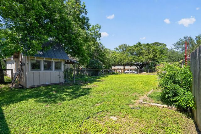 106 E Valverde Street, Brenham, TX 77833