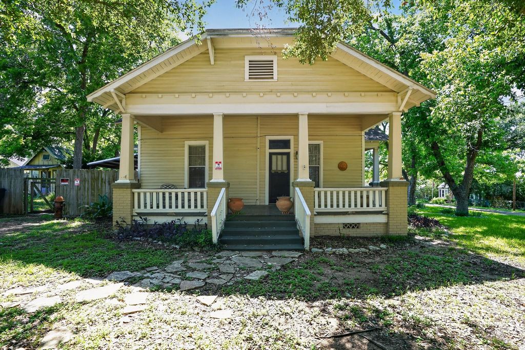 106 E Valverde Street, Brenham, TX 77833