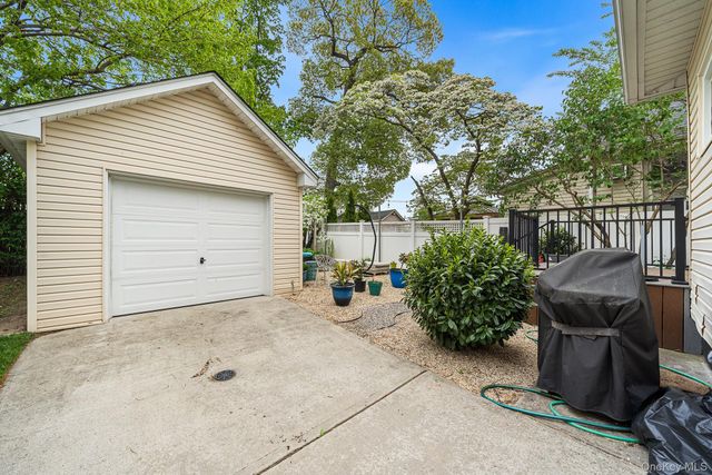 123 East Avenue, Valley Stream, NY 11580