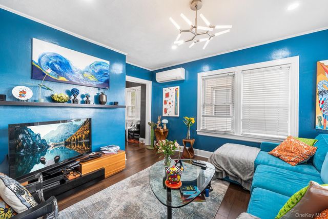 123 East Avenue, Valley Stream, NY 11580