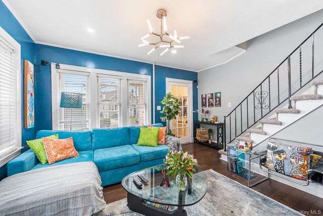 123 East Avenue, Valley Stream, NY 11580