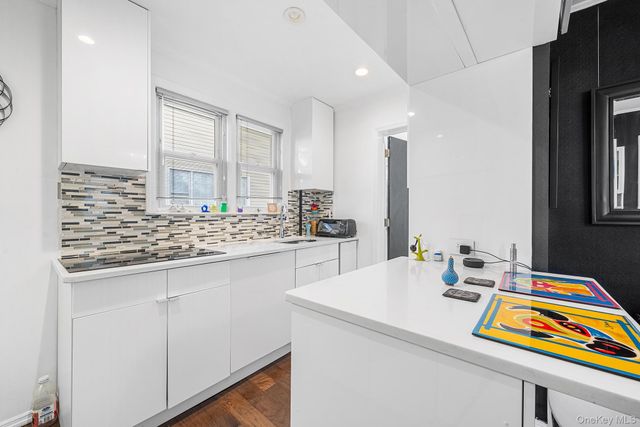 123 East Avenue, Valley Stream, NY 11580