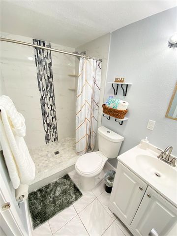 7012 CENTER CREEK DRIVE, Tampa, FL 33615