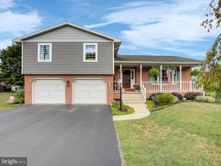 18 HEARTHSIDE LN, Greencastle, PA 17225