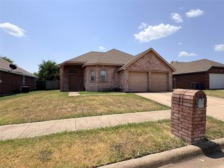 304 W Glen Meadow Drive, Glenn Heights, TX 75154
