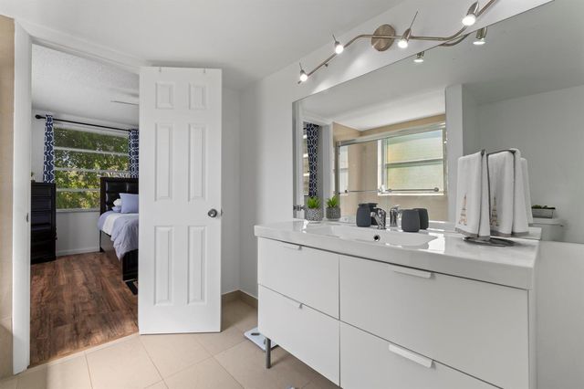 5275 NW 10th Court 305, Plantation, FL 33313
