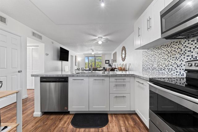 5275 NW 10th Court 305, Plantation, FL 33313