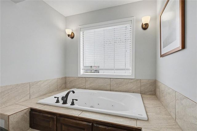 10810 N Virginia Avenue, Kansas City, MO 64155