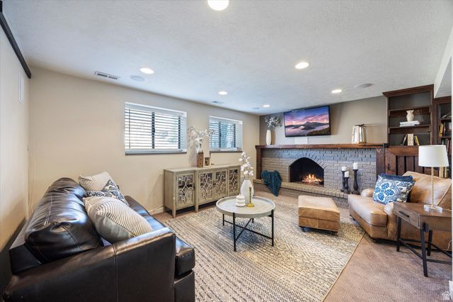 9472 S FOX HUNT DR, Sandy, UT 84092