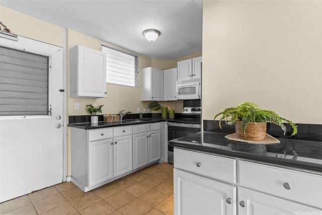 2440 Date Street 303, Honolulu, HI 96826