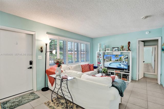 3212 NE 8th Ct 16, Pompano Beach, FL 33062