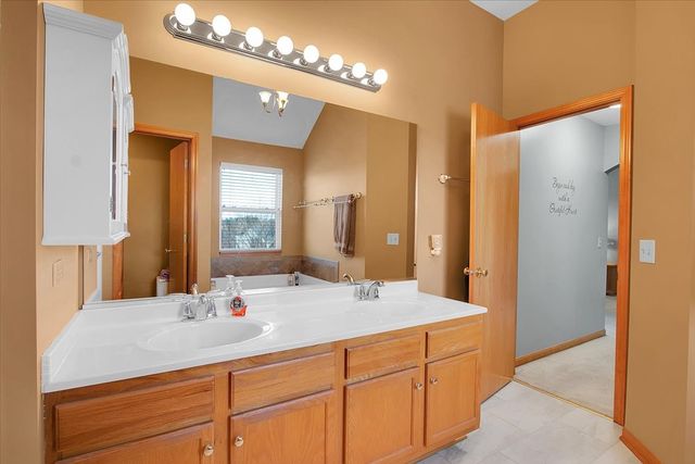 1935 Chesterfield Lane, Aurora, IL 60503