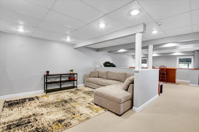 1935 Chesterfield Lane, Aurora, IL 60503