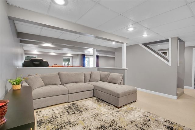 1935 Chesterfield Lane, Aurora, IL 60503