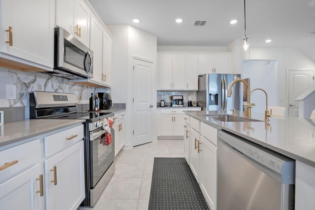 Image 11 of property listing at 5223 DAGENHAM DRIVE, Davenport, FL 33837