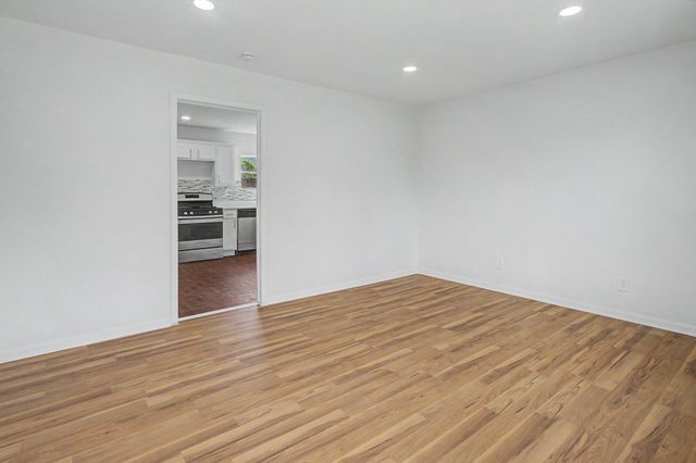 122 W 11th Street, Irving, TX 75060