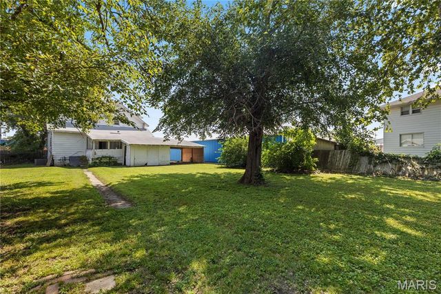 209 W Saint Louis Avenue, East Alton, IL 62024