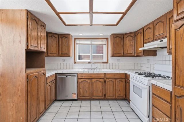 17081 Kampen Lane, Huntington Beach, CA 92647