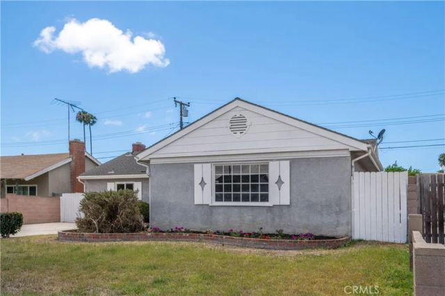 17081 Kampen Lane, Huntington Beach, CA 92647