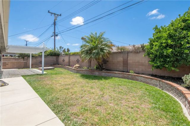 17081 Kampen Lane, Huntington Beach, CA 92647